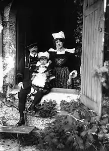 Théodore Botrel en famille à Pont-Aven en 1922
