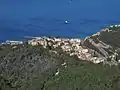 Vue aérienne du village entre mer Méditerranée et massif de l'Esterel.
