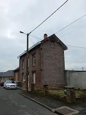 Vue de l'ancien bâtiment voyageurs reconverti en habitation, en avril 2015.