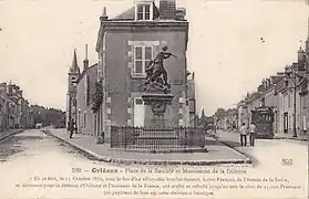 Faubourg Bannier (à droite) au début du XXe siècle, monument commémoratif du combat du 11 octobre 1870.Un tramway électrique circule sur la rue de droite.