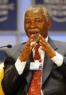 Chef d'État africain assis de face en costume et cravate