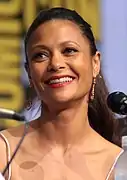 Thandie Newton interprète Maeve Millay.