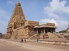 Vue du vimāna H : 72 m. Le  Temple de Brihadesvara, sur sa base H : 16 m.