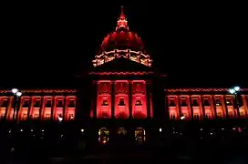 L'hôtel de ville de San Francisco illuminé pour Thanksgiving, 2015.