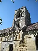 La tour avec les modillons et les arcades.