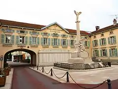 Le monument aux morts Thaon-les-Vosges.