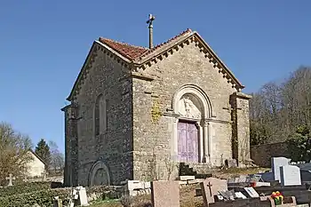 Chapelle seigneuriale : face sud et porte haute.