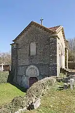 Façade vers la rue et porte basse du sépulcre.