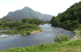 Montagne de la Sautauriski vue de la confluence de la rivière Sautauriski et de la rivière Jacques-Cartier.