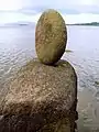 Curieuse sculpture en forme d'œuf située sur la plage à Crinan Ferry