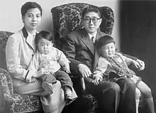Photographie de la famille de Shinzō Abe en 1956.