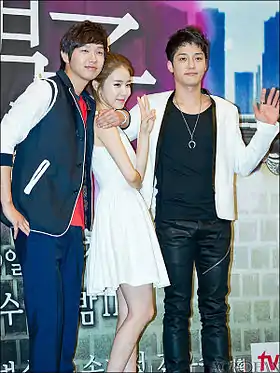 Les acteurs principaux lors de la conférence de presse d'avril 2012 : Ji Hyun-woo (à gauche) et Yoo In-na
