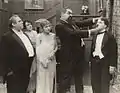 Charlot s'évade (1917) : Henry Bergman, Marta Golden, Edna Purviance, Eric Campbell et Charlie Chaplin (de g. à d.)
