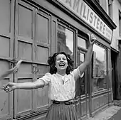 Jeune femme dans une rue de Gisors acclamant les troupes britanniques.