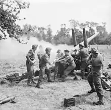 photo montrant un groupe d'artilleurs britanniques en train de tirer à l'aide d'un canon de campagne