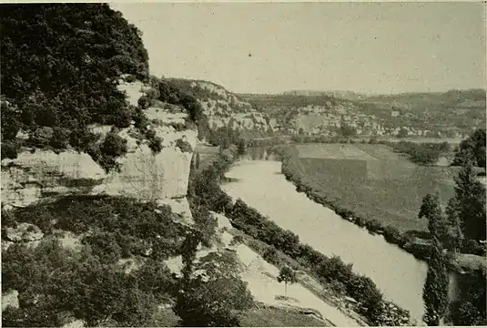 Au début du XXe siècle, la Vézère vue vers le nord depuis l'entrée de la Gorge d'Enfer. Abri du Poisson et abri Lartet au pied de la falaise au premier plan ; on aperçoit une partie du Grand abri au-dessus de l'abri Lartet.