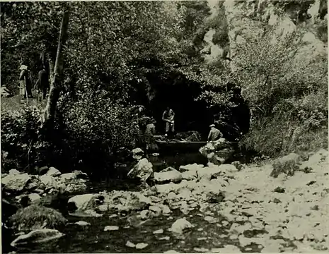 20 juillet 1913 ou 1914 : les Bégouën fêtent l'anniversaire de la découverte du Tuc (16 juill. 1912) à l'entrée de la grotte.