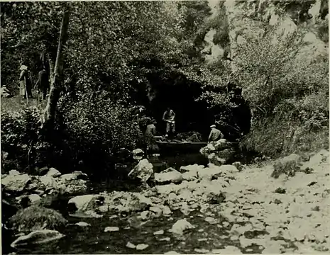 20 juillet 1913 ou 1914 : les Begouën fêtent l'anniversaire de la découverte du Tuc (16 juill. 1912) à l'entrée de la grotte.