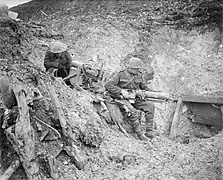 Soldats britanniques examinant des mitrailleuses capturées.