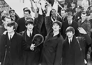 Photographie des Beatles à l'aéroport JFK de New York, en février 1964.
