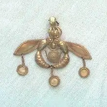 bijou en or : deux abeilles face à face, des pendants descendent de leurs ailes