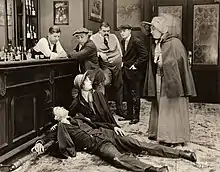 Allongé, avec Marion Davies, dans The Belle of New York (1919)