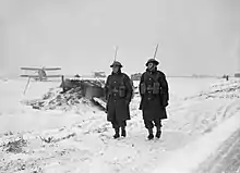 Soldats du BEF montant la garde devant deux Gloster Gladiator