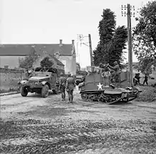 Troupes motorisées alliées progressant dans Hermanville-sur-Mer, peu après le débarquement.
