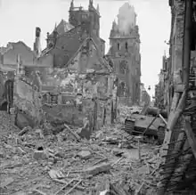 L’église et la rue Saint-Germain, le 21 août 1944. Au milieu des ruines, un char allemand Panther.