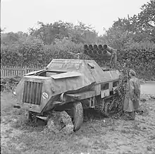 Panzerwerfer, semi-chenillé allemand capturé par des britanniques en Normandie en 1944.