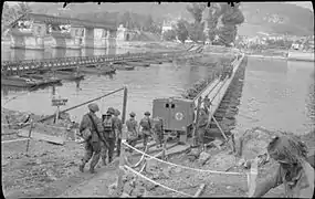 …auquel suppléent les libérateurs anglais en 1944.