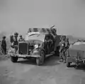 Europe du Nord-Ouest, mars 1945, des parachutistes britanniques auprès d'un camion Hansa-Lloyd de la Luftwaffe capturé, sur la rive est du Rhin.