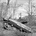 Un panzer détruit et le pont Bailey à Dreierwalde au mois d’avril 1945.