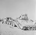 Un transport de chars Scammell Pioneer charge un char Matilda Mark II en Afrique du Nord en août 1942.