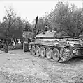 Un véhicule d'assistance Scammell Pioneer traine un char Crusader en panne en Tunisie en 1943.