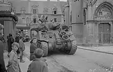 Chars M4 Sherman des forces armées britanniques circulant dans Douvres le 8 juin 1944, pendant la bataille de Normandie.