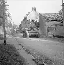 Chars M4 Sherman des forces armées britanniques circulant dans Escoville le 18 juillet 1944, pendant l’opération Goodwood de la bataille de Normandie.