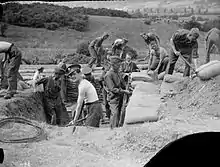 Soldats britanniques réalisant des travaux de terrassement