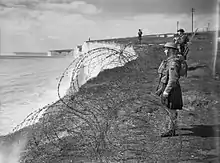 Soldats en bord de falaise surveillant l'horizon