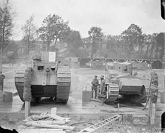 Des tanks britanniques Mark V et Whippet nettoyés au dépôt d'Érin, 22 juin 1918.