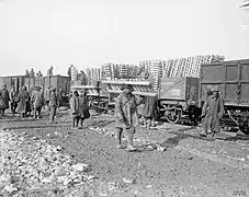 Travailleurs chinois déchargeant un train (1918)