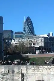 Vue sur la cité de Londres depuis le bord de la Tamise vers la tour de Londres.