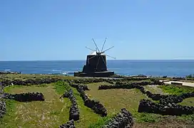 Phare et murs en pierre sèche