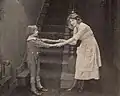 Marian Swayne et un acteur enfant non identifié (peut être Billy Guinn) dans le film The Crimson Cross (1921).