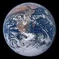 La célèbre photo de la Terre, intitulée « La Bille bleue » fut prise depuis Apollo 17 le 7 décembre 1972.