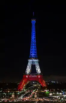 La tour Eiffel aux couleurs nationales en hommage aux attentats de Paris du 13 novembre 2015.