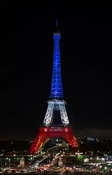 La tour Eiffel aux couleurs nationales en hommage aux victimes de l'attentats de Paris du 13 novembre 2015.