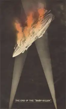 « La fin du tueur de bébé » : zeppelin encadré par les projecteurs adverses et tombant en flammes. Carte-postale de propagande britannique en 1916.