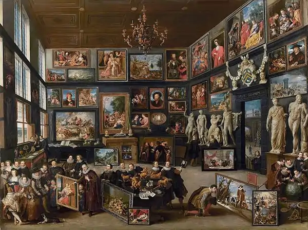 L'œuvre de Van Eyck est visible sur le mur de droite, au milieu au fond.