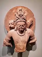 Vishnu en trois incarnations ( Chaturvyuha ): Vishnu lui-même ou Vasudeva-Krishna sous forme humaine, Varaha en sanglier, Narasimha en lion. Mathura, milieu du Ve siècle. Musée de Boston.